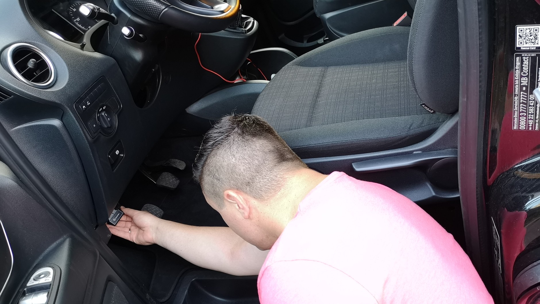 Moduł Mercedes Pro montuje się do gniazda OBD2 w samochodzie