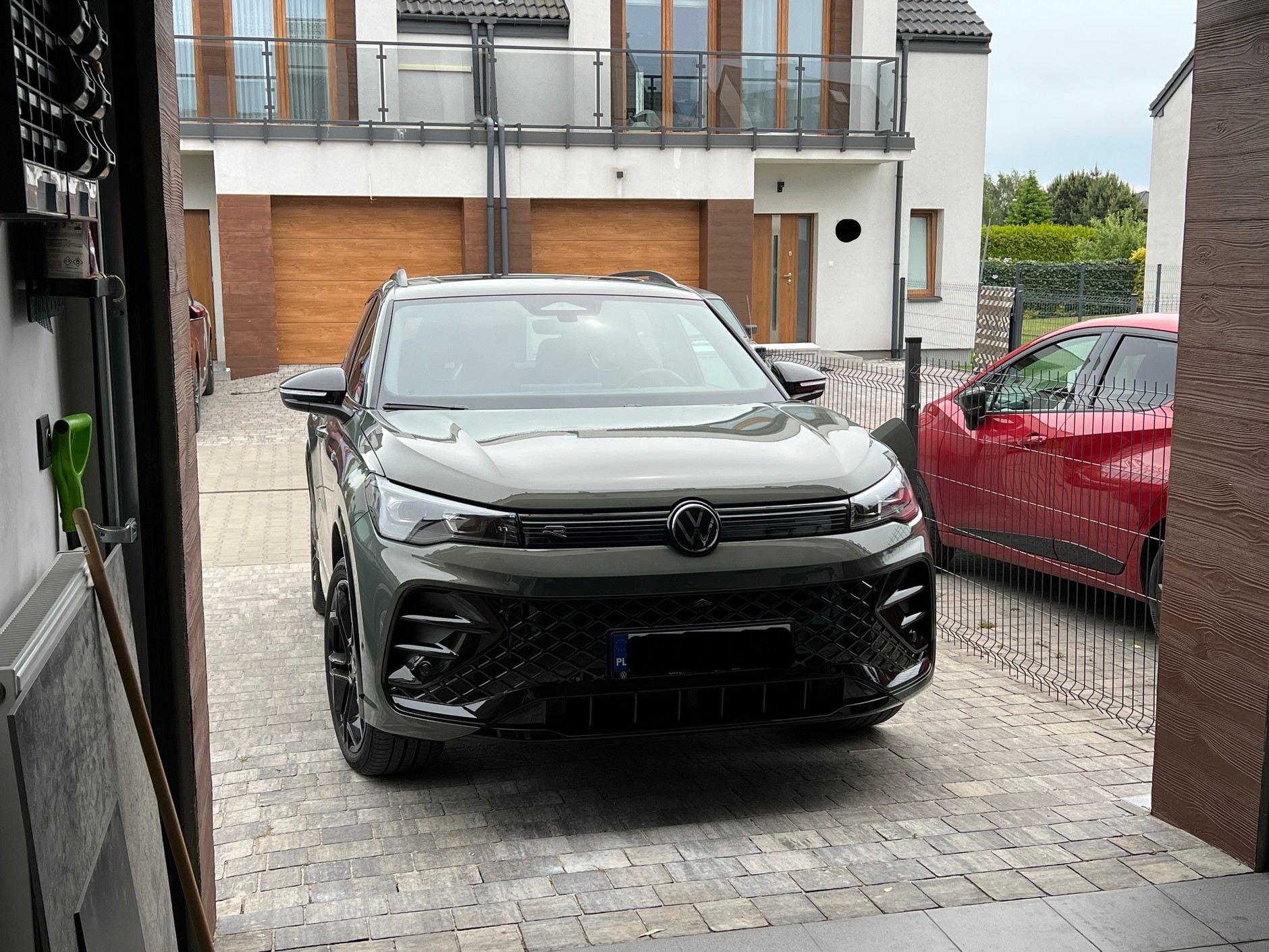 Dom lub garaż z łatwym dostępem do prądu ułatwiają korzystanie z hybrydy plug-in