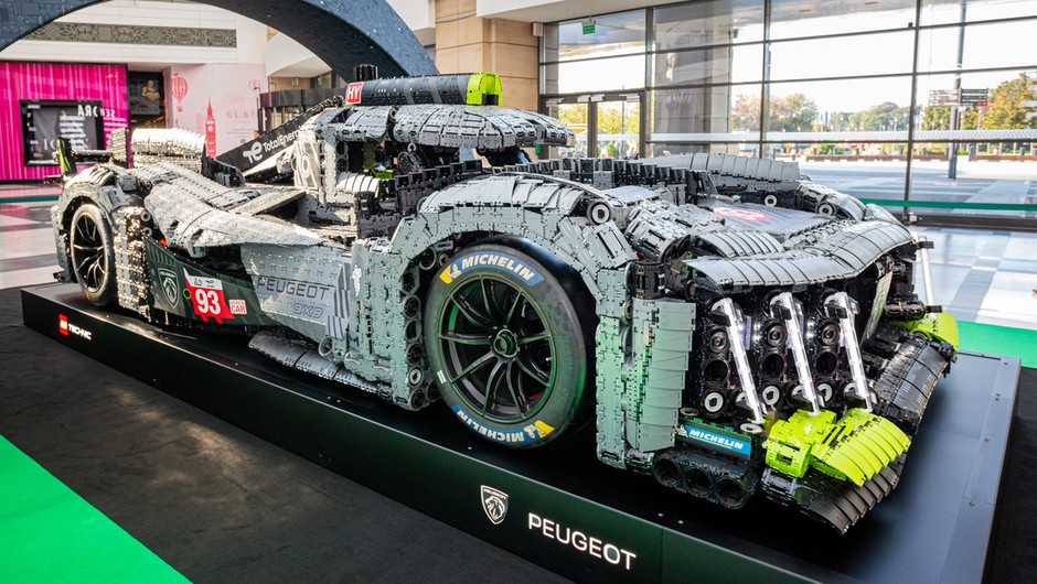 Peugeot 9X8 Hybrid Hypercar z klocków LEGO w Warszawie