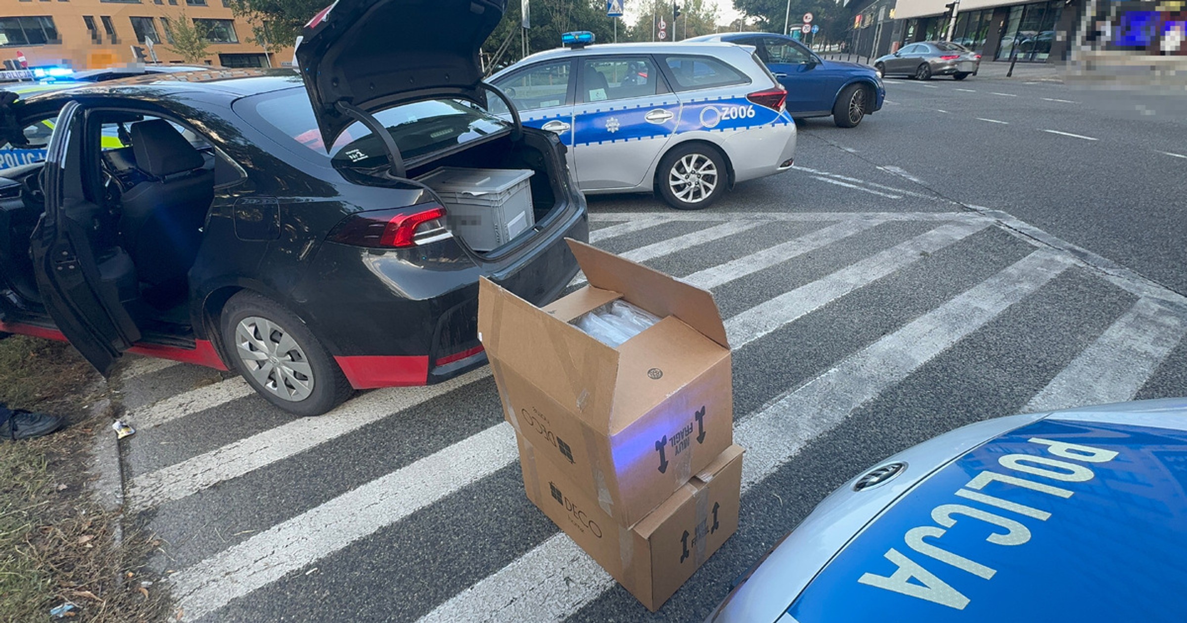 Kartony z narkotykami w aucie przewozu osób. 