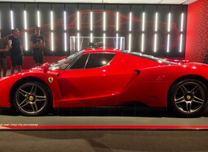 Najlepszy samochód Jana Pawła II. Nie był biały i miał V12. Tak, to Ferrari Enzo