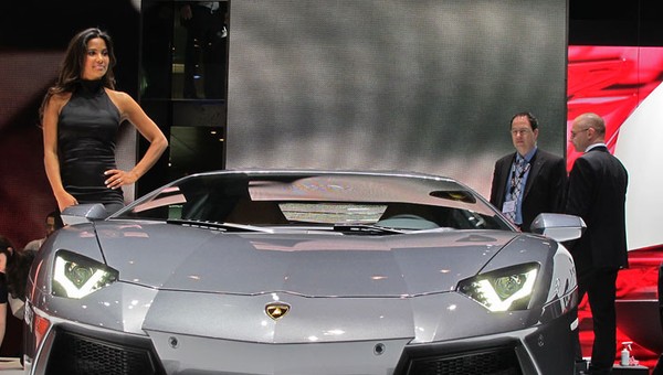 Genewa 2011: dziewczyny i samochody (galeria, wideo)