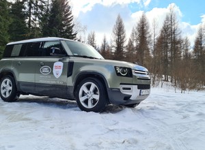 Land Rover Defender 110 z bliska