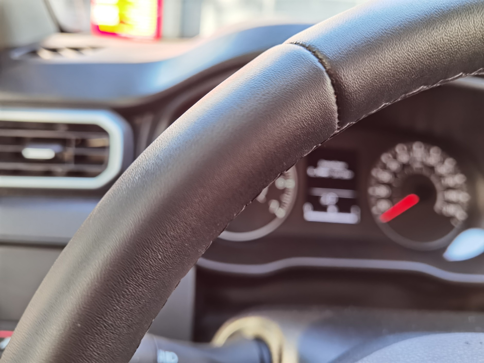 Dacia Duster Journey 150 TCE EDC - skórzaną kierownicę całkiem miło się trzyma