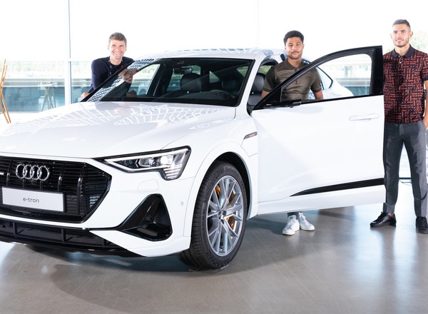 Robert Lewandowski i koledzy z Bayernu odebrali nowe auta