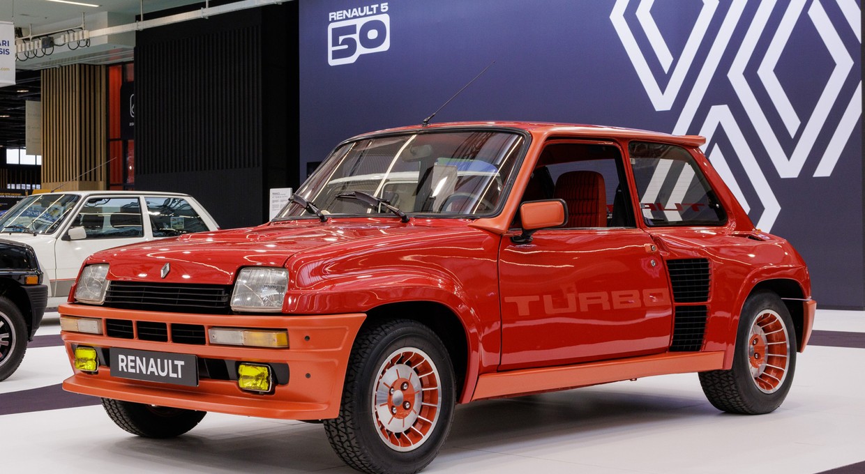 Renault 5 debiutowało 50 lat temu, ale do dziś nie brakuje mu młodzieńczego wigoru. W czym tkwiła tajemnica jego sukcesu?