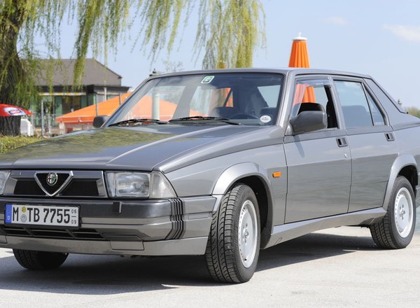 Alfa Romeo 75 - Jubileuszowy model z turbodopingiem