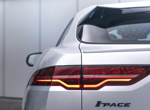 Niewielkie uszkodzenie w elektrycznym Jaguarze może kosztować nawet 160 tys. zł!