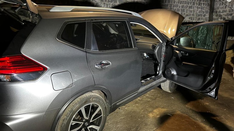 Skradziony Nissan w złodziejskiej dziupli