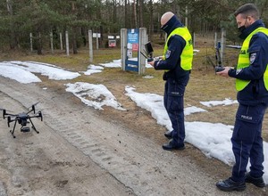 Policja zmierzy odstęp pojazdów dronami? Piraci drogowi mogą być spokojni!