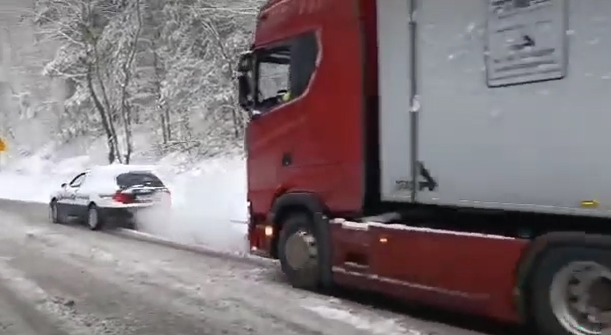 Niepozorne kombi pociągnęło tira. Aż ciężko uwierzyć, że to się udało [WIDEO]