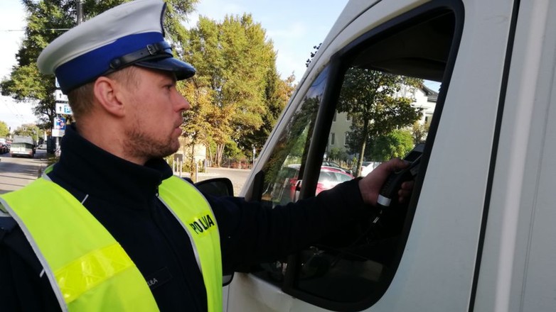 Rutynowa kontrola drogowa prowadzona przez policjanta