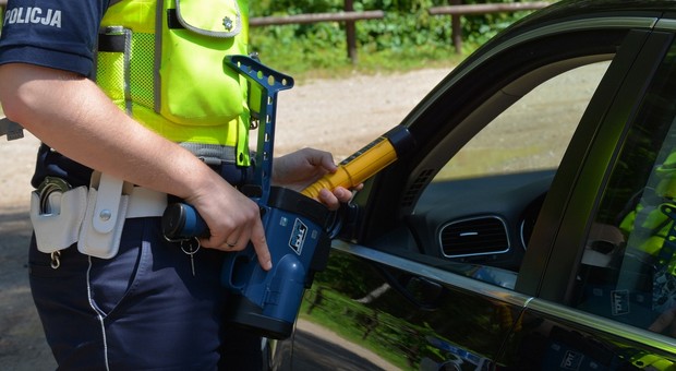Podarł koszulę policjanta podczas kontroli trzeźwości. Szarpanina w Krapkowicach