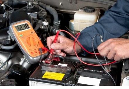 Samodzielnie można sprawdzić tylko napięcie na zaciskach akumulatora