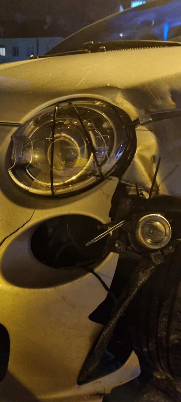 29-latek chałupniczymi metodami "naprawił" rozbitego Fiata 500