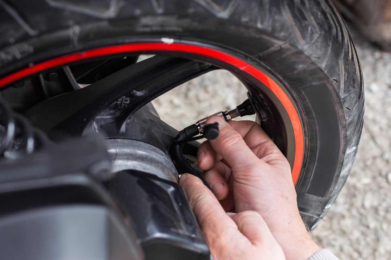 Napompuj odpowiednio opony 