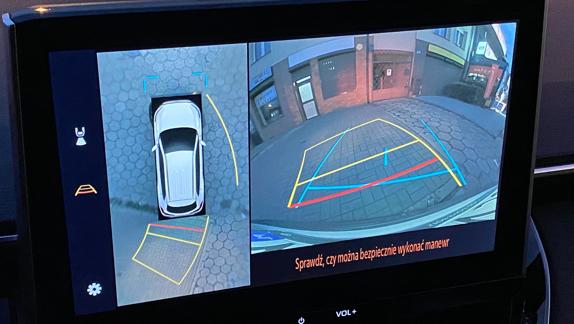 Toyota Corolla Cross to jeden z  modeli, do których mogły trafić kamery z wadliwymi obudowami. W razie awarii na ekranie nie pojawia się obraz z kamery.