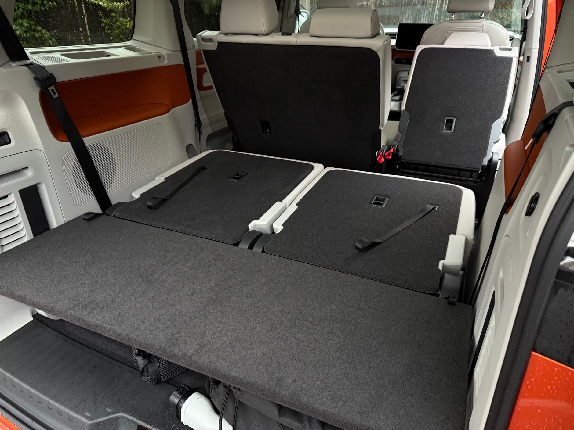 Tylna wyjmowana półka w Volkswagenie ID.Buzz tworzy ze złożonymi fotelami trzeciego rzędu płaską powierzchnię. Jednak i półkę, i fotele można wyjąć