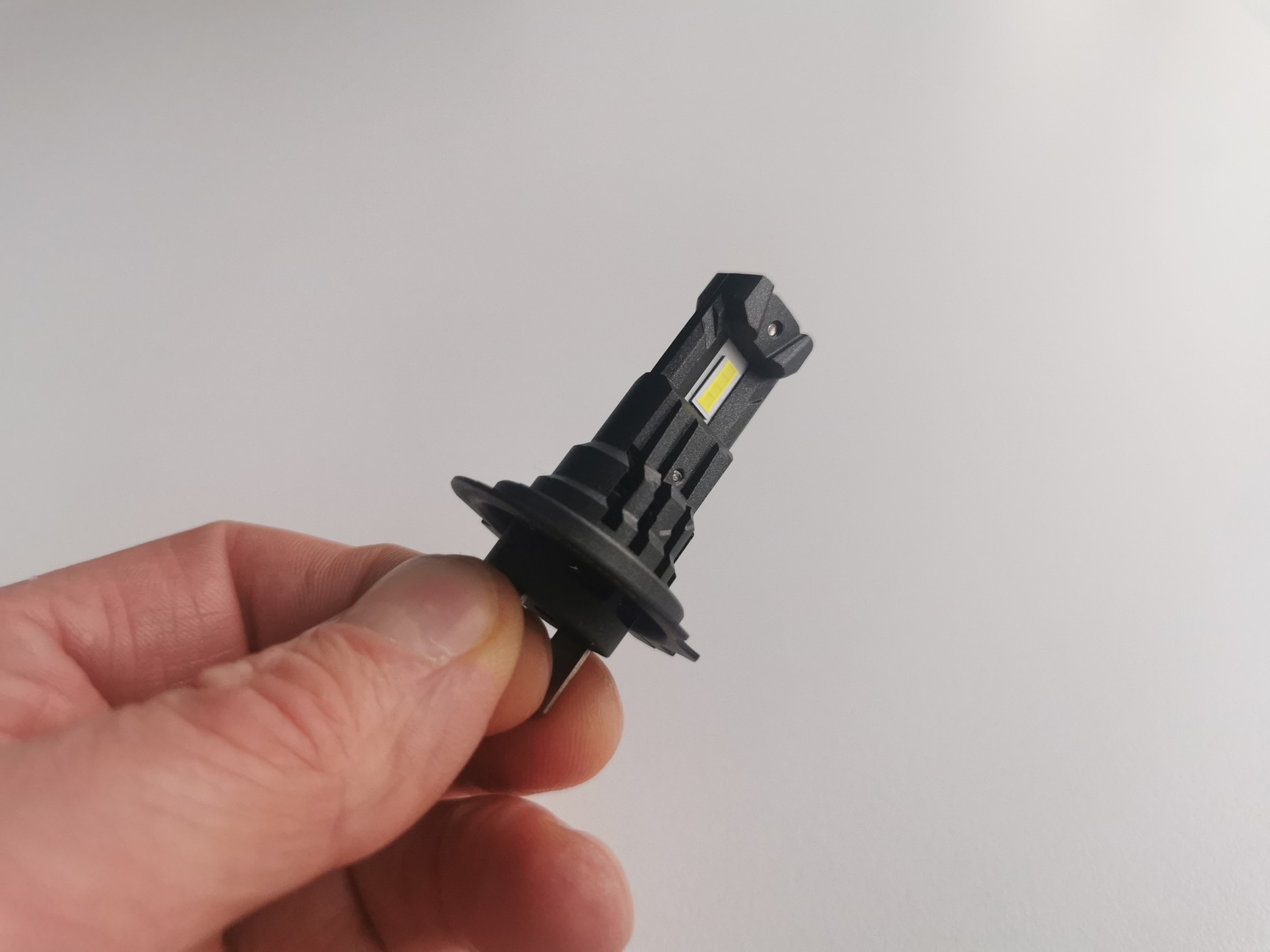 Philips Ultinon Access – tak wygląda w dłoni. Stopka (kołnierz i złącza elektryczne) jest prawie taka sama jak w przypadku żarówki