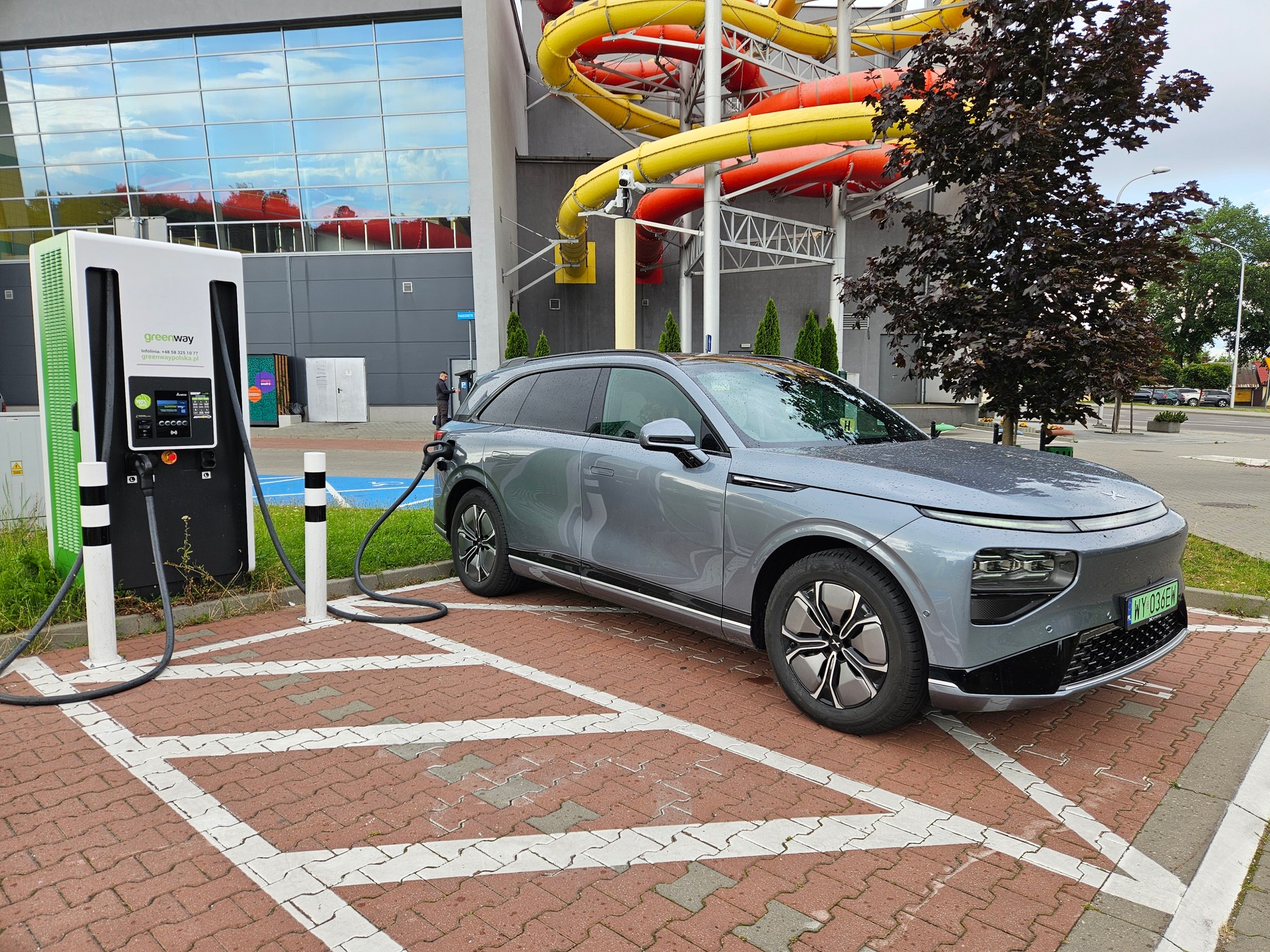 Xpeng G9: ładowarka o mocy 140 kW to dla Xpenga pikuś – dwa razy więcej mocy też mógłby przyjąć. Swoją drogą, na wschodzie Polski w końcu da się znaleźć ładowarki. Jest postęp!