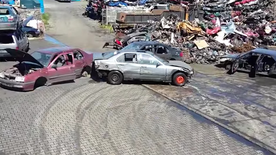 Zamykanie drzwi bokiem na raz...