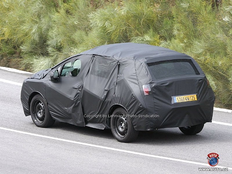Zdjęcia szpiegowskie: Nowe MPV pod okryciem – Peugeot 3008?