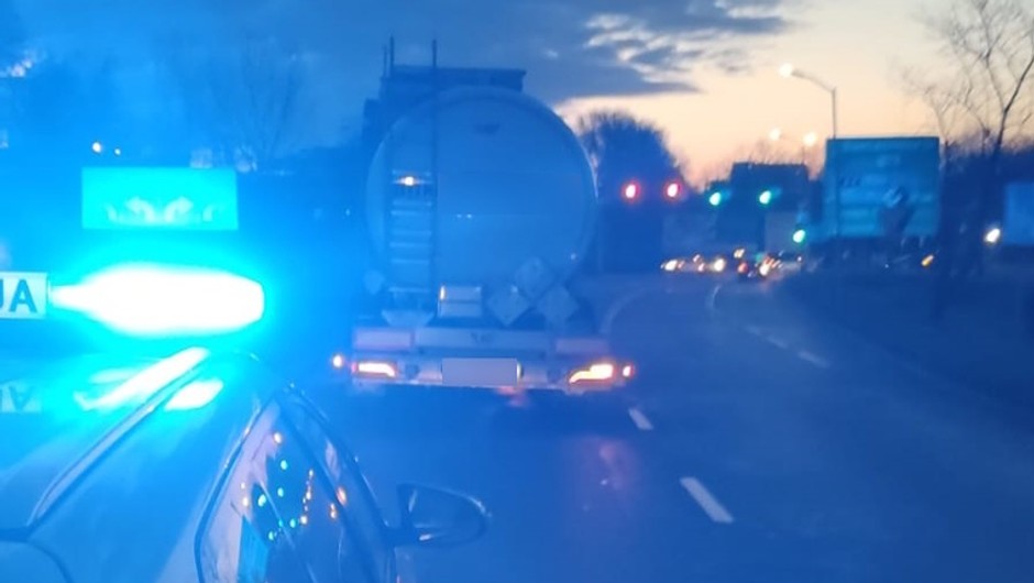 Policjanci zatrzymali cysternę. Zdaniem jej kierowcy "nic się nie stało"