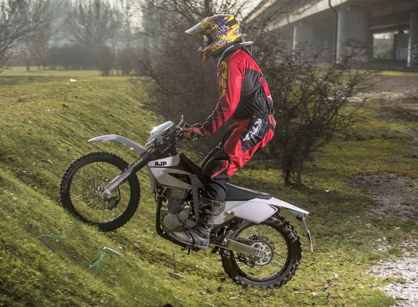 AJP PR3 125 Enduro - Secina na początek