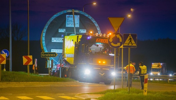 Czym są pojazdy nienormatywne i jak często można je spotkać na drogach?