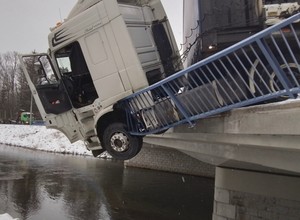 Kierowca tira przebił bariery i zawisł na moście [ZDJĘCIA]