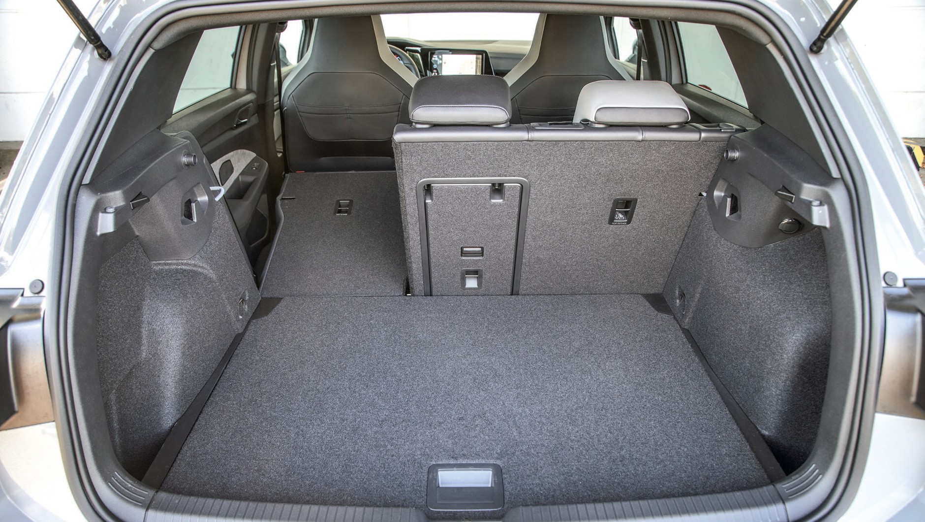 Volkswagen Golf 2022 - pojemność bagażnika: 381-1237 l. Ładowność: 499 kg.