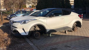 Plaga kradzieży kół. Auta na cegłach to coraz częstszy widok 
