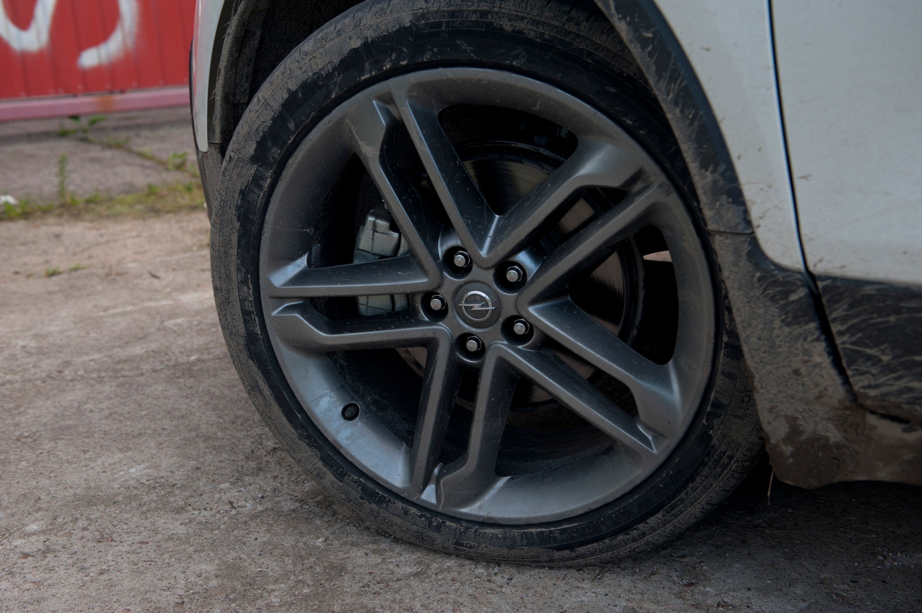 19-calowe felgi i opony 225/45 R19 uniemożliwiają jazdę w terenie