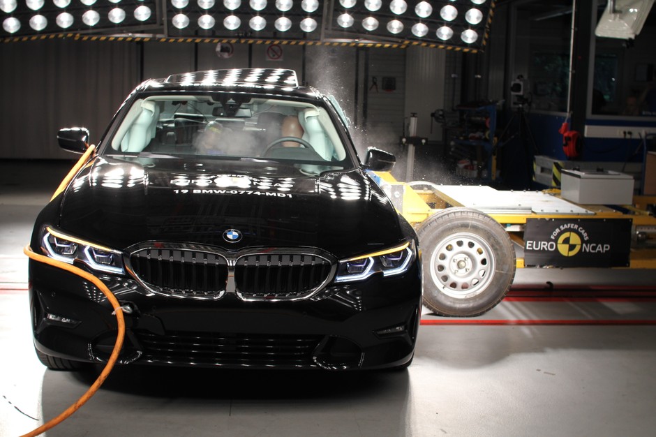 Testy zderzeniowe: BMW serii 1 i serii 3, Peugeota 208 oraz Jeepa Cherokee