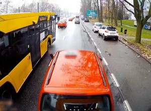 Taksówkarz nagle zahamował przed ciężarówką. Sam na siebie ukręcił bat [WIDEO]