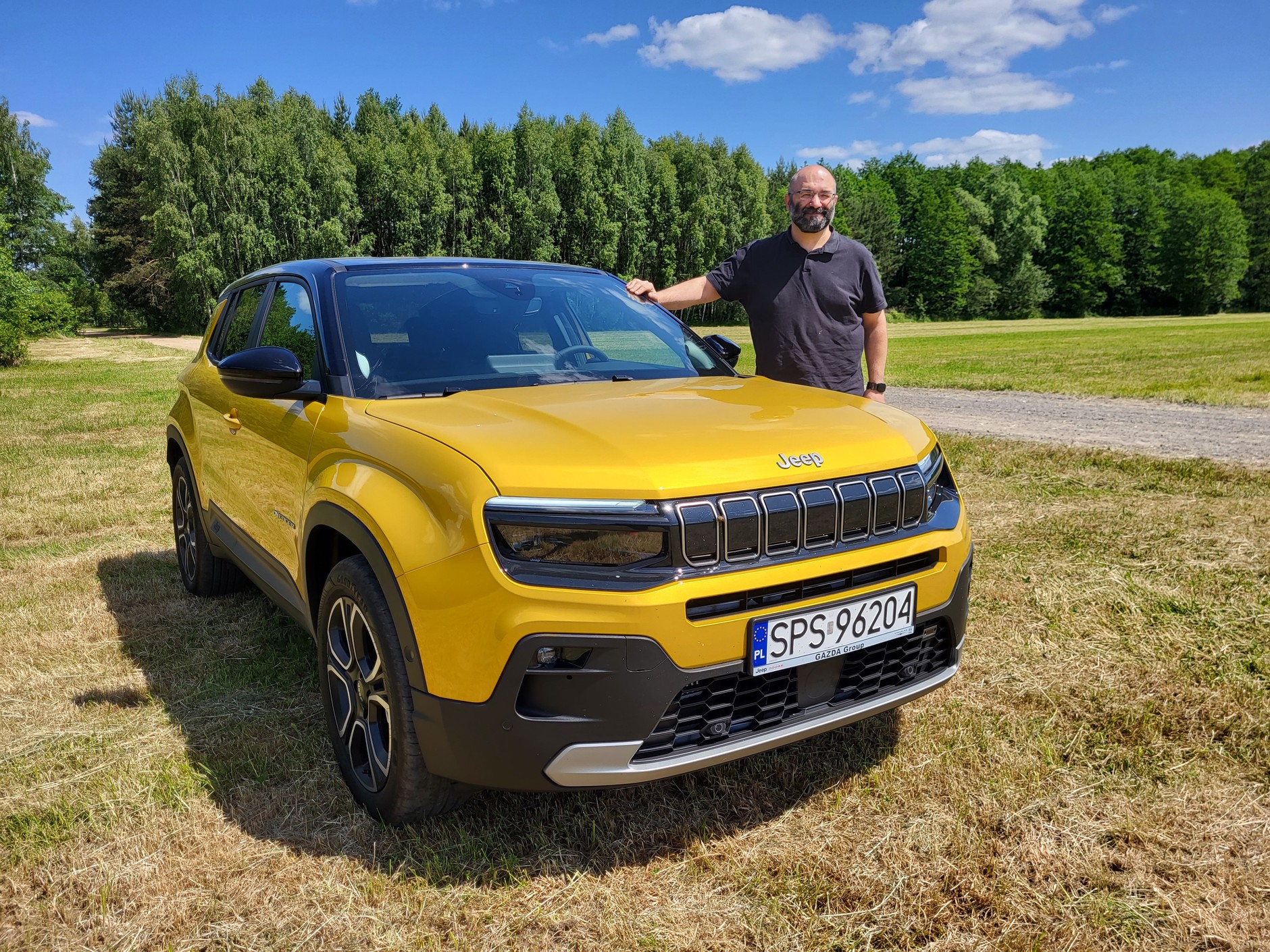 Jeep Avenger to nie jest auto terenowe, ale nieco podwyższony prześwit i krótkie zwisy pozwalają zjechać z asfaltu.