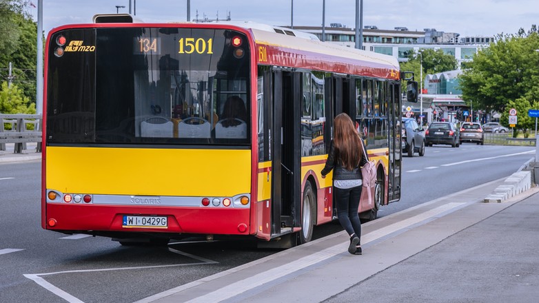 Autobus na przystanku – zdjęcie ilustracyjne