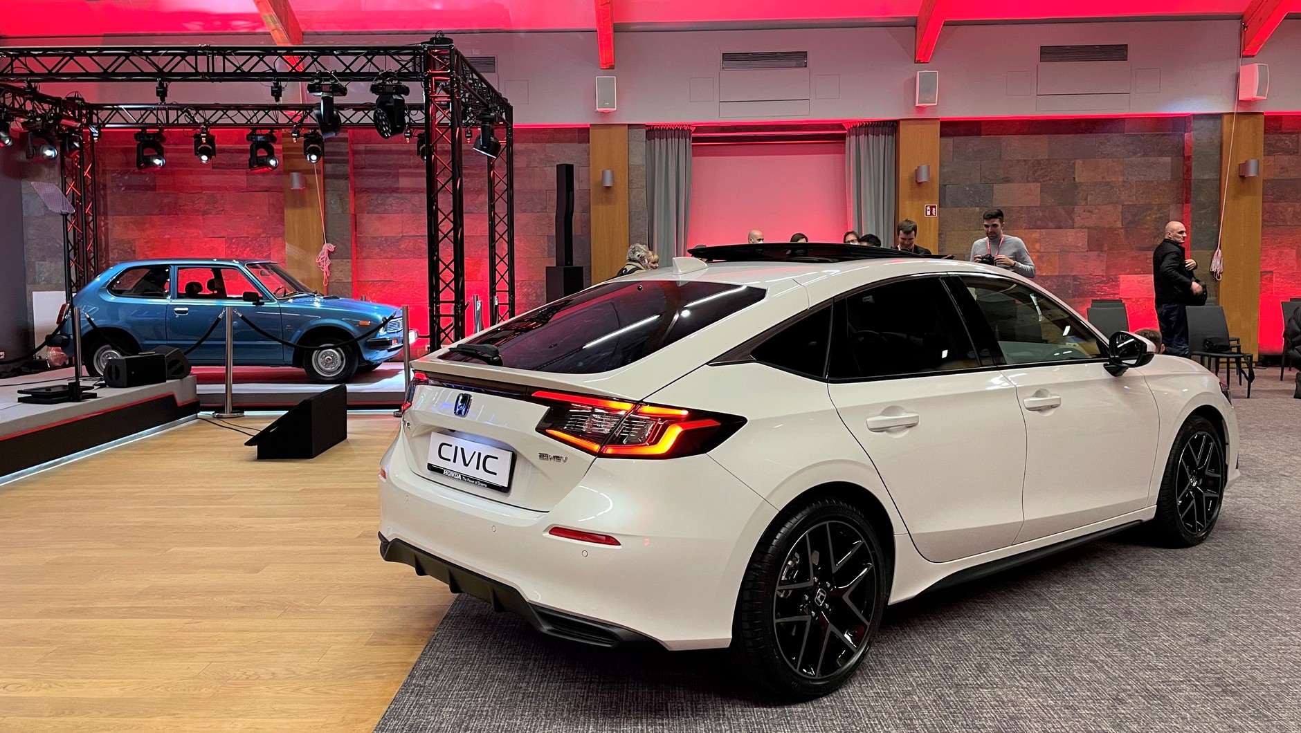 Najmłodsza Honda Civic na tle najstarszej. Te auta dzieli aż 50 lat!