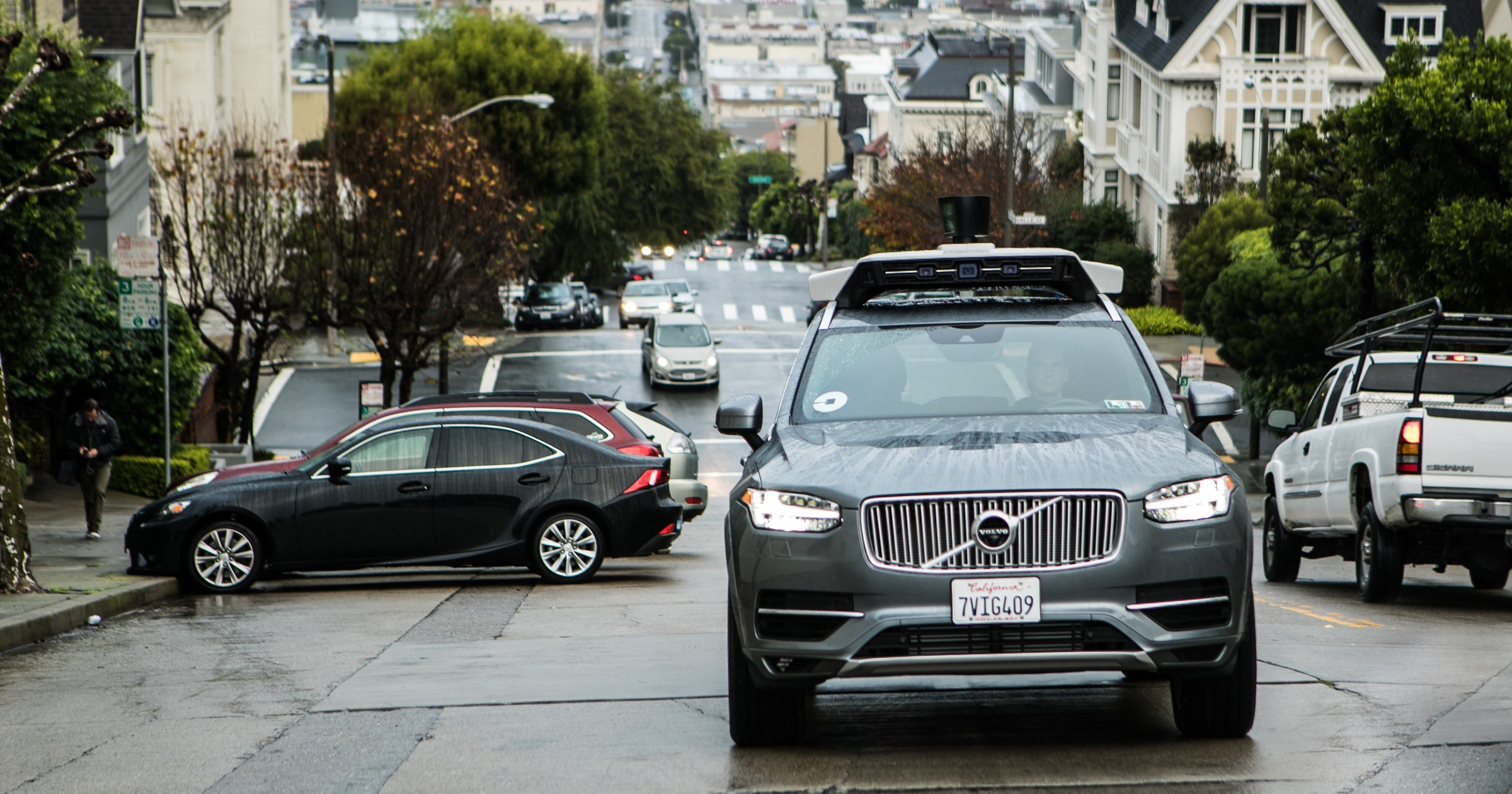 Uber zaliczył problemy w Kalifornii ze względu na brak pozwoleń na prowadzenie testów samochodów autonomicznych. Na zdjęciu Volvo XC90 z nowym systemem kamer Ubera.
