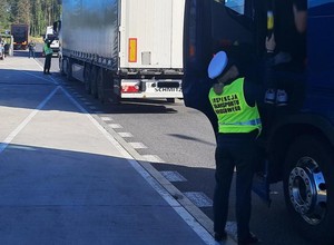 Kierowcy zawodowi złapani na podwójnym gazie. Jeden z nich wiózł 40 osób