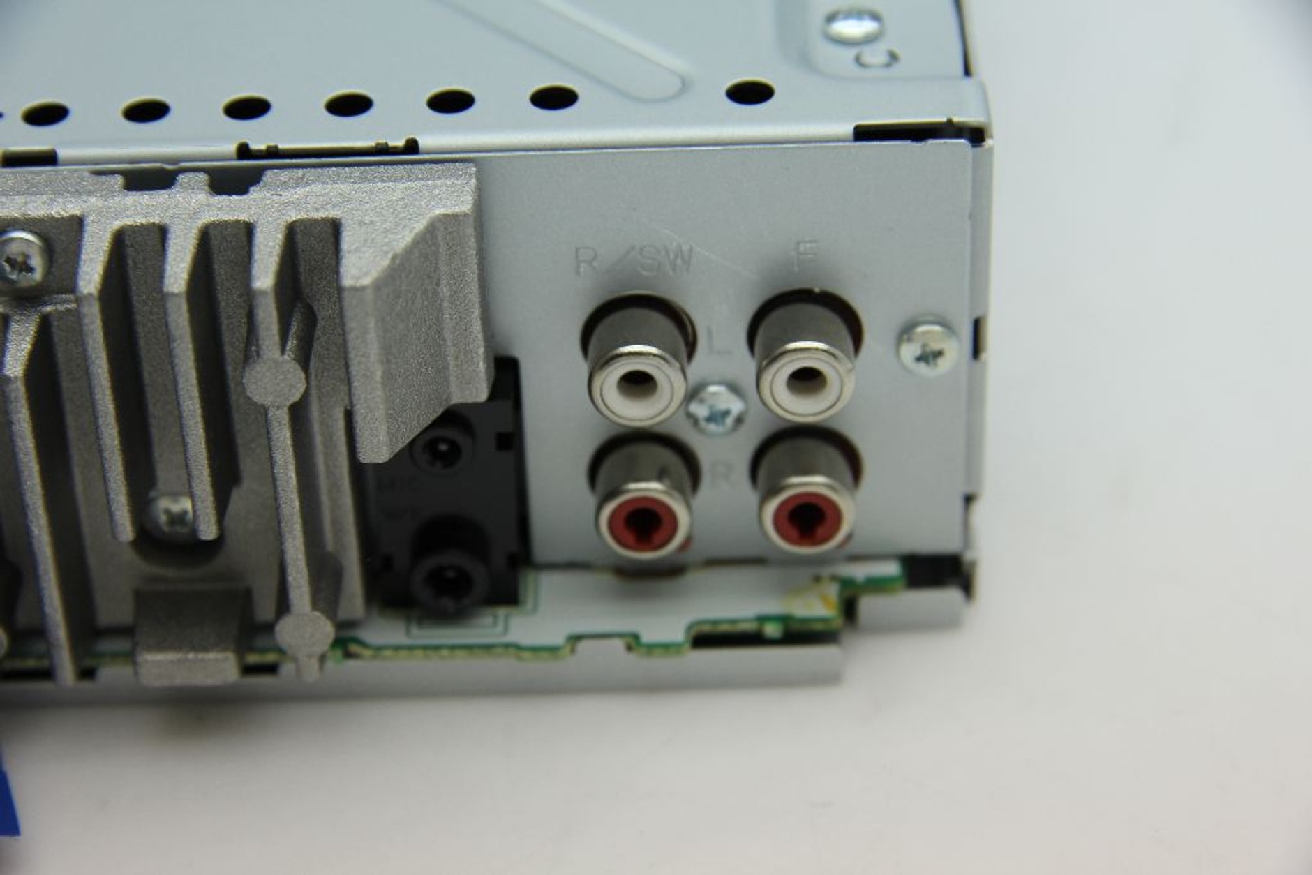 Do kompletu: sterowanie subwooferem w Pioneer DEH-X5500BT.