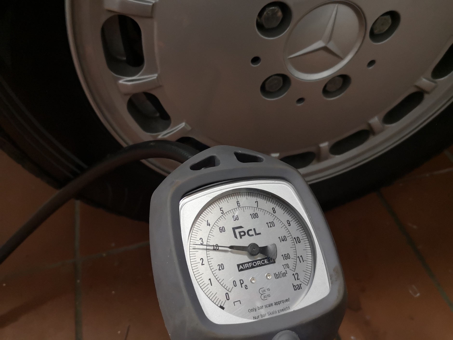 Zarówno przed dłuższym postojem jak i po nim warto dopompować koła do maksymalnej wartości „użytkopwej”