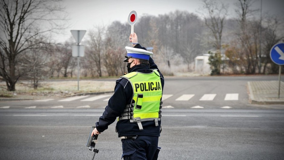 Policjanci wlepiają mandaty za niezatrzymanie się przy znaku stop