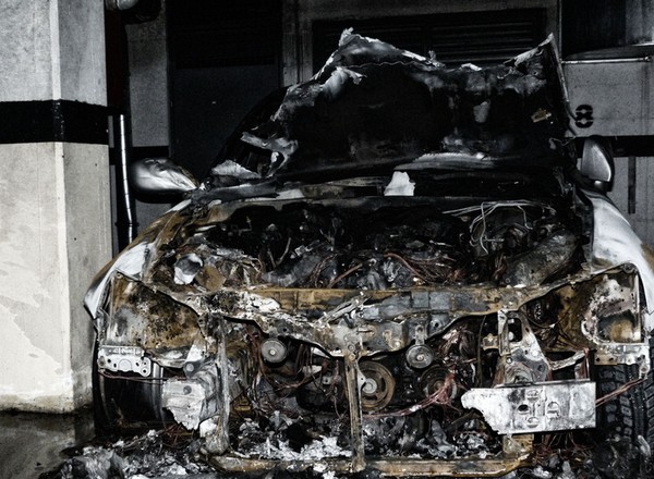 To nie auto elektryczne było przyczyną pożaru, w którym spłonęło 50 aut