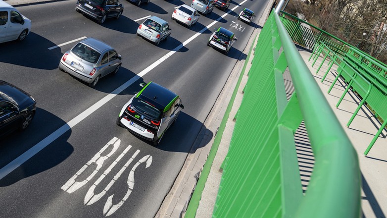 Dziś buspasy są otwarte dla „elektryków”, jutro – może także dla rodzin