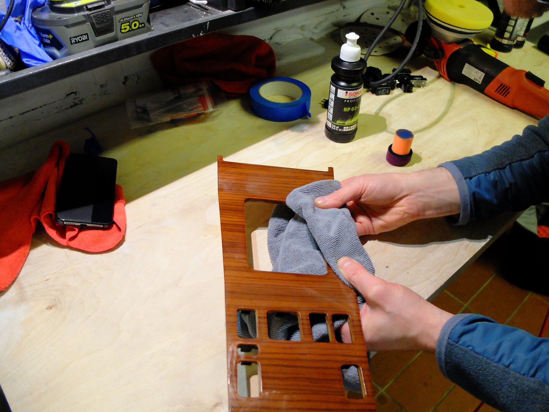 Polerowanie elementów wnętrza: miękką szmatką z mikrofazy ścieramy delikatnie pastę, by móc ocenić efekt