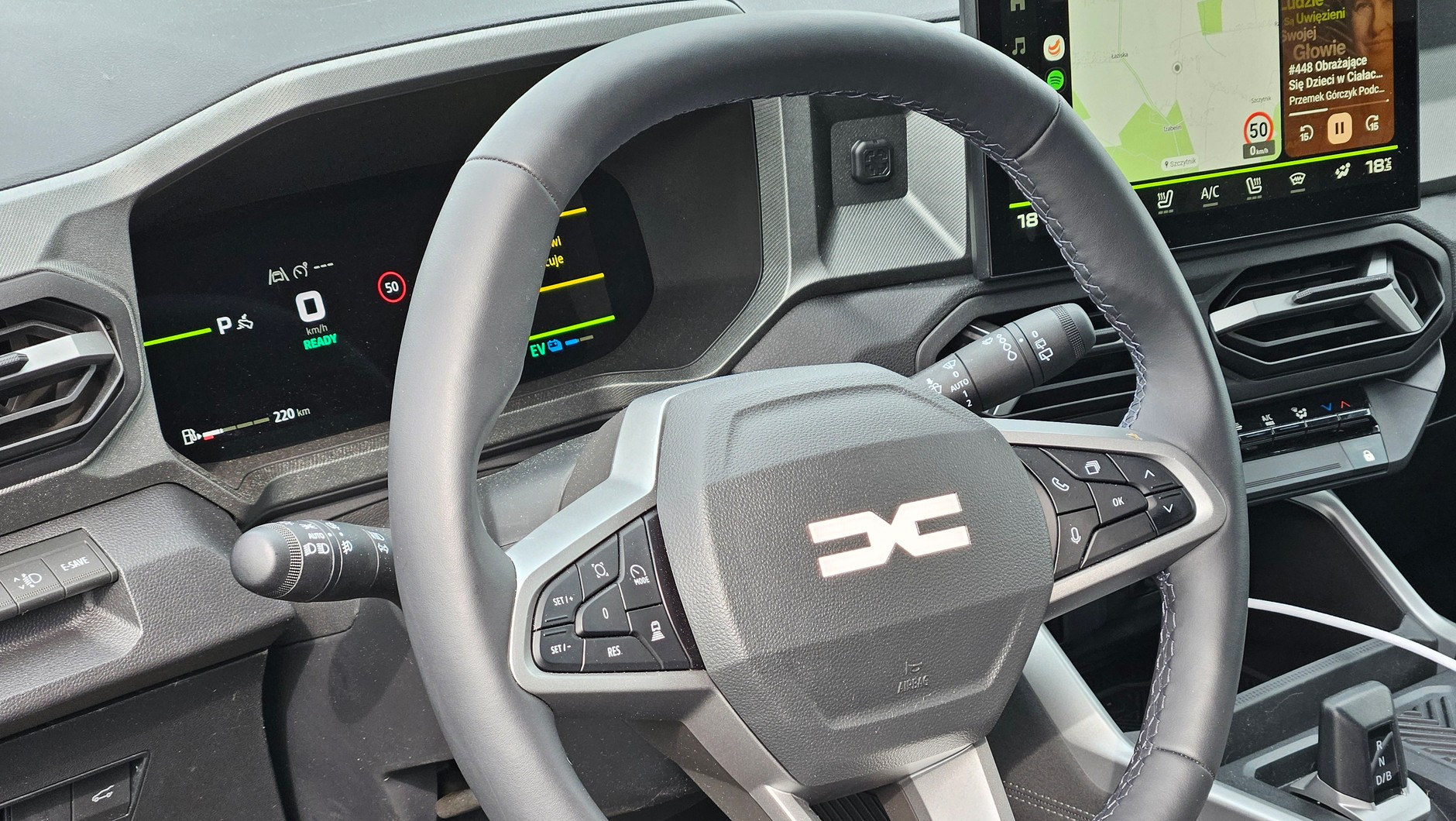 Dacia Jogger czy Dacia Bigster: nowszy model ma ciekawsze, choć wciąż bardzo plastikowe wnętrze.