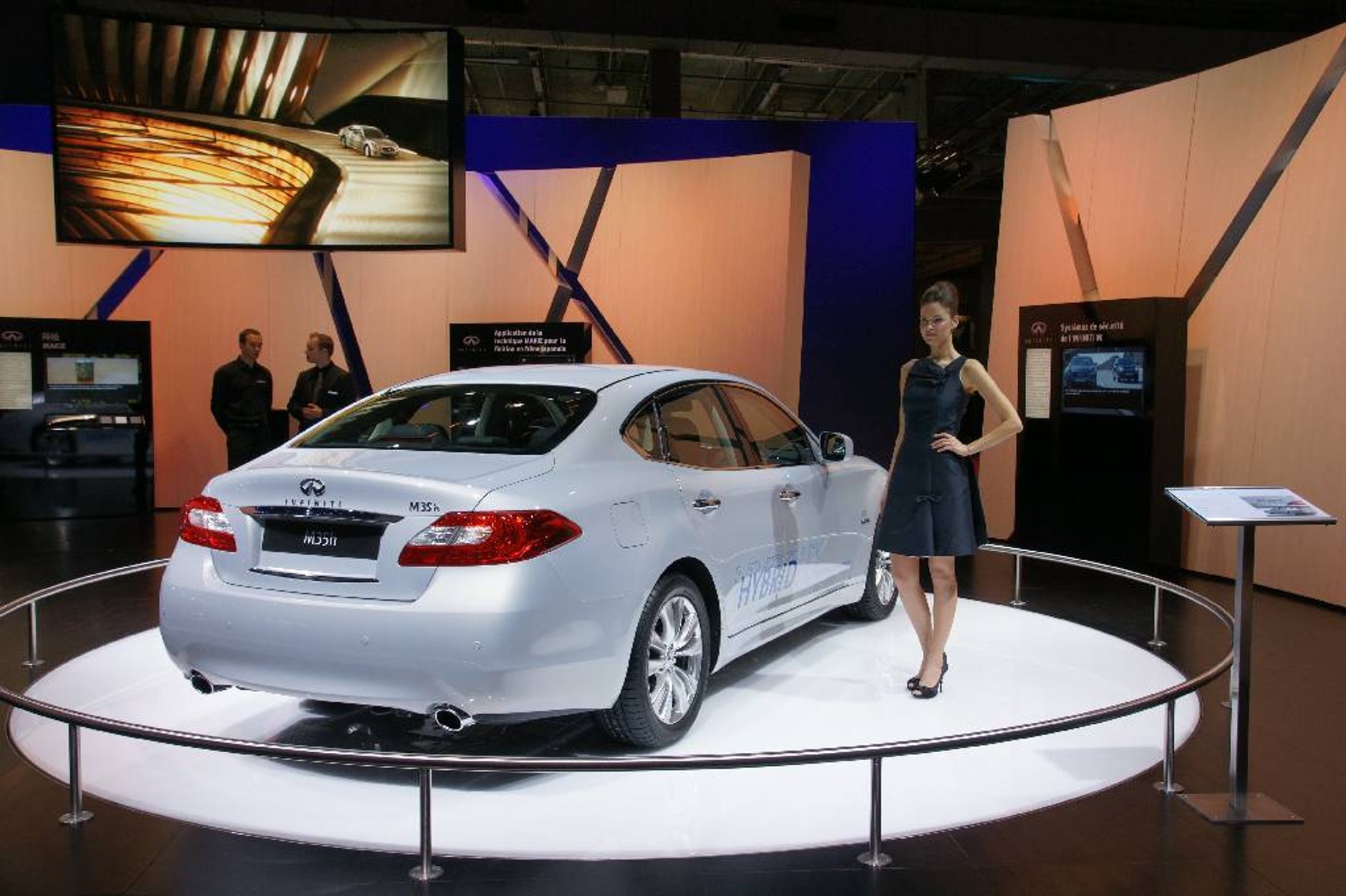 Paryż 2010: dziewczyny i samochody (galeria 3.)