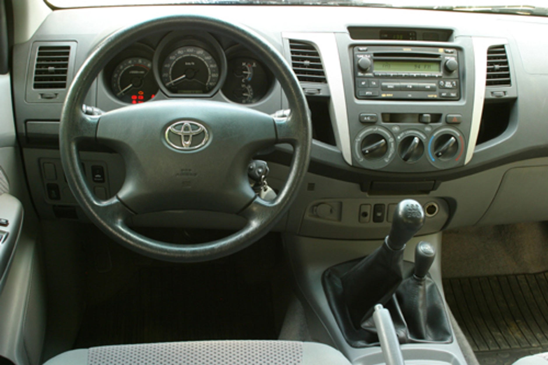 Toyota Hilux 2.5 D-4D SR5 - Twardziel przez duże T