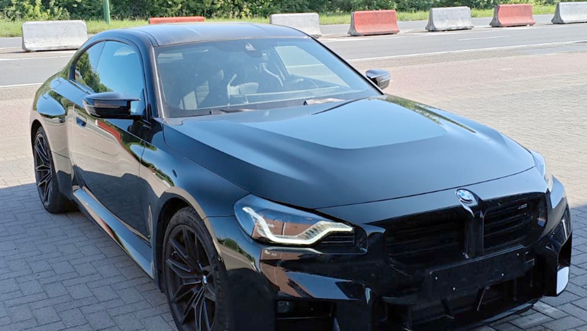 BMW M2 z Polski odzyskane w porcie w Antwerpii w kwietniu 2025 r.